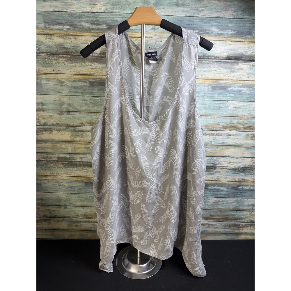 Torrid Tank Top 1 Gray Excellent Feather Print Sharkbite Hem Sleeveless Blouse